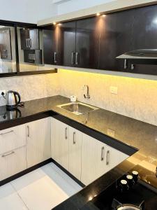 una cocina con fregadero y encimera en Ample Homes Spacious 2BHK Apartment - Near to AIMS, en Ernakulam