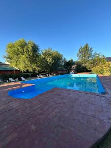シエラ・デ・ラ・ベンターナにあるCabañas Ojo de Aguaの屋上スイミングプール