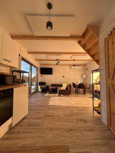 Una cocina o cocineta en Sowi Sierp Domek w Górach Sowich