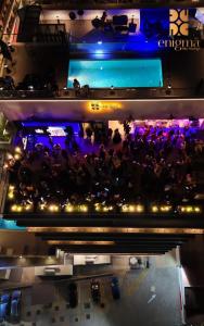 Una vista aérea de una multitud de personas en un concierto. en Cozy & Luxurious East Legon Apt with gym, pool & rooftop, en Accra 12 fotos más