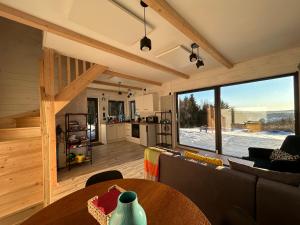 Una cocina o cocineta en Sowi Sierp Domek w Górach Sowich 37 fotos más