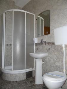 Bathroom sa Naša Tvrđava Guest Accommodation