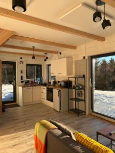 Una cocina o cocineta en Sowi Sierp Domek w Górach Sowich