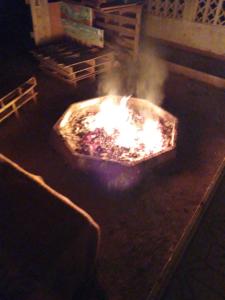 ein großer Grill mit einem Feuer im Dunkeln in der Unterkunft Villajoyosa Yurts in Villajoyosa