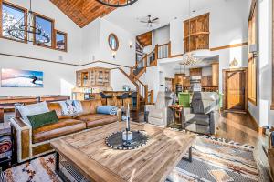 Kuchyň nebo kuchyňský kout v ubytování Inuksuk Lodge - 4800 sq ft of Big White Excellence!