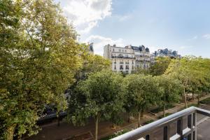 - Vistas a una calle con árboles y a un edificio en My Maison In Paris Montmartre, en París