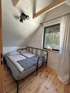 Una cama o camas en una habitación de Sowi Sierp Domek w Górach Sowich