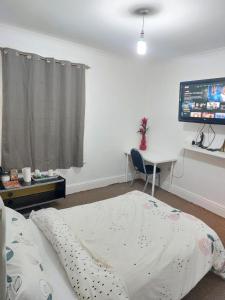 Et tv og/eller underholdning på Three double Bedrooms with share bathroom at La Belle Meuniere Leicester