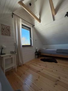 Una cama o camas en una habitación de Sowi Sierp Domek w Górach Sowich