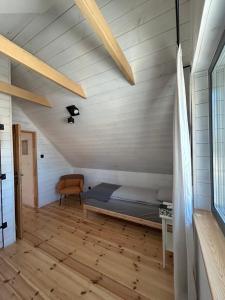 Una cama o camas en una habitación de Sowi Sierp Domek w Górach Sowich