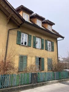 ブルクドルフにあるOld Charming Rustic Swiss Mansarde 60m2 Center Burgdorf Parking Small Bathの黄色の家