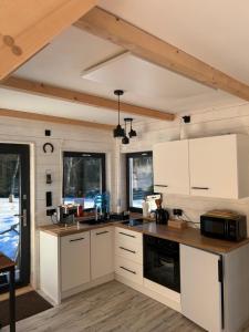 Una cocina o cocineta en Sowi Sierp Domek w Górach Sowich
