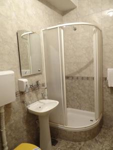 Bathroom sa Naša Tvrđava Guest Accommodation