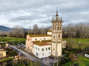 un vecchio edificio con una torre sopra di Corte Lucchese - Lucca in 10 minuti a Lucca