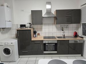O bucătărie sau chicinetă la Ferienwohnung in Krefeld Apartment Krefeld City +20 fotografii