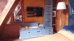Un televizor și/sau centru de divertisment la The Valley House Ci Dwi Resort