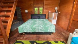 Un pat sau paturi într-o cameră la The Valley House Ci Dwi Resort +16 fotografii