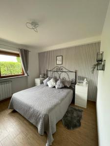 Un dormitorio con una cama grande y una ventana. en Appartamento Pavone, en Viterbo 22 fotos más