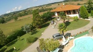 una vista aérea de una casa con piscina en Appartamento Pavone, en Viterbo