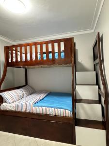 ein Schlafzimmer mit zwei Etagenbetten in einem Zimmer in der Unterkunft Supreme Apartments in Kansiri + 75 Fotos