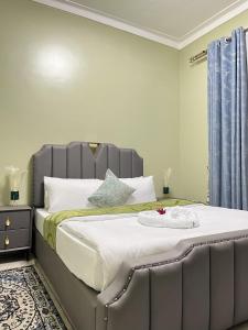 ein Schlafzimmer mit einem großen Bett mit einem blauen Vorhang in der Unterkunft Supreme Apartments in Kansiri