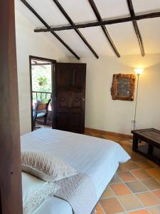 une chambre avec un lit dans une pièce dans l'établissement Casa Encanto, naturaleza y comodidad, à Socorro