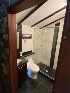 une salle de bain avec toilettes, lavabo et douche dans l'établissement Casa Encanto, naturaleza y comodidad, à Socorro