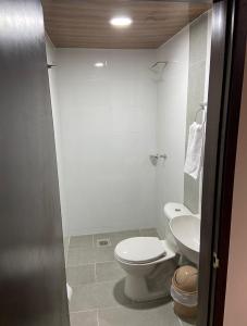 une salle de bains avec toilettes et lavabo dans l'établissement Casa Encanto, naturaleza y comodidad, à Socorro 5 autres photos