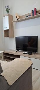 ein Wohnzimmer mit einem Flachbild-TV auf einem Schreibtisch in der Unterkunft Casa Mirador in Alcalá