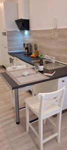 eine Küche mit einem Tisch und zwei Weingläsern in der Unterkunft Casa Mirador in Alcalá