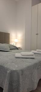 ein Schlafzimmer mit einem Bett, auf dem zwei Handtücher liegen in der Unterkunft Casa Mirador in Alcalá
