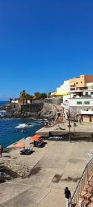Ein Mann macht ein Foto von einem Strand. in der Unterkunft Casa Mirador in Alcalá