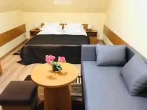 a room with a bed and a couch and a table at Villa Eldorado in Rewal