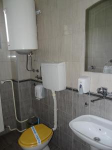 Bathroom sa Naša Tvrđava Guest Accommodation
