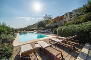 een zwembad met 2 ligstoelen bij Azalo Country House in Noto