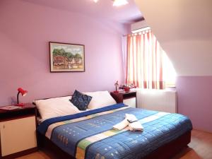 Kama o mga kama sa kuwarto sa Naša Tvrđava Guest Accommodation