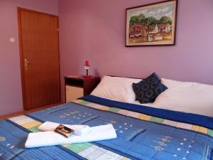 Kama o mga kama sa kuwarto sa Naša Tvrđava Guest Accommodation