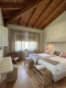 a room with two beds and a couch at Casa Oliveto in Spoltore