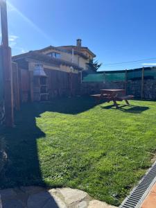 a picnic table in the yard of a house at La Casina in Oviñana
