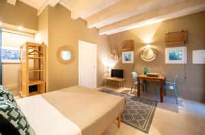 een slaapkamer met een bed en een bureau met een computer bij Azalo Country House in Noto +117 foto's