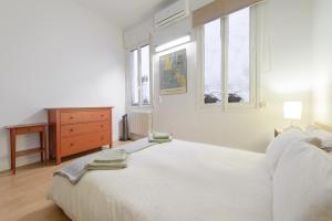 Voodi või voodid majutusasutuse GRAN VIA-SOL SPACIOUS APARTMENT 3 Bedrooms & 2 WCs toas