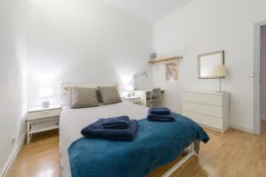 Voodi või voodid majutusasutuse GRAN VIA-SOL SPACIOUS APARTMENT 3 Bedrooms & 2 WCs toas