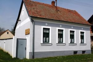 Casa blanca con techo rojo en Seoski Turiziam Larva, en Trenkovo