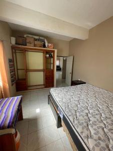 a bedroom with a large bed in a room at Apartamento Ocosingo in Ocosingo