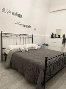 A bed or beds in a room at N° 1 Flat Airport