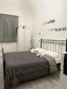 A bed or beds in a room at N° 1 Flat Airport
