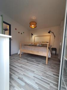 Łóżko lub łóżka w pokoju w obiekcie Apartamento CANELA
