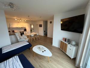 una pequeña sala de estar con cama y mesa. en Fewo Grafenblick, en Balingen
