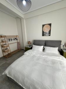 Postel nebo postele na pokoji v ubytování Feels Like Home 2 - Agrinio Suites