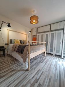 sypialnia z łóżkiem i drewnianą podłogą w obiekcie Apartamento CANELA w mieście Isla Canela